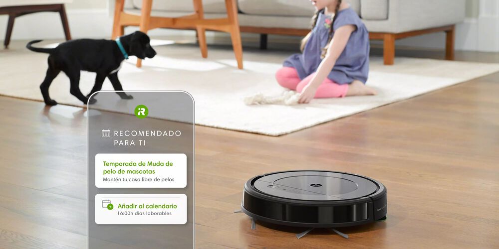 Un robot Roomba con una niña y un perro en temporada de muda de pelo