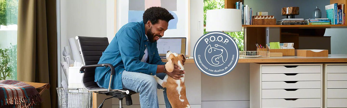 Hombre con un perro en el ordenador. Logotipo del Compromiso con due&ntilde;os de mascotas