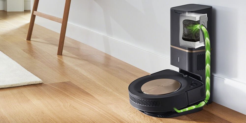 Un robot Roomba s9 carg&aacute;ndose en la base