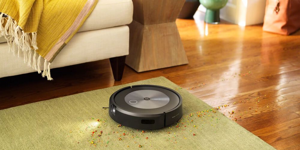Robot Roomba sur le sol entouré de miettes