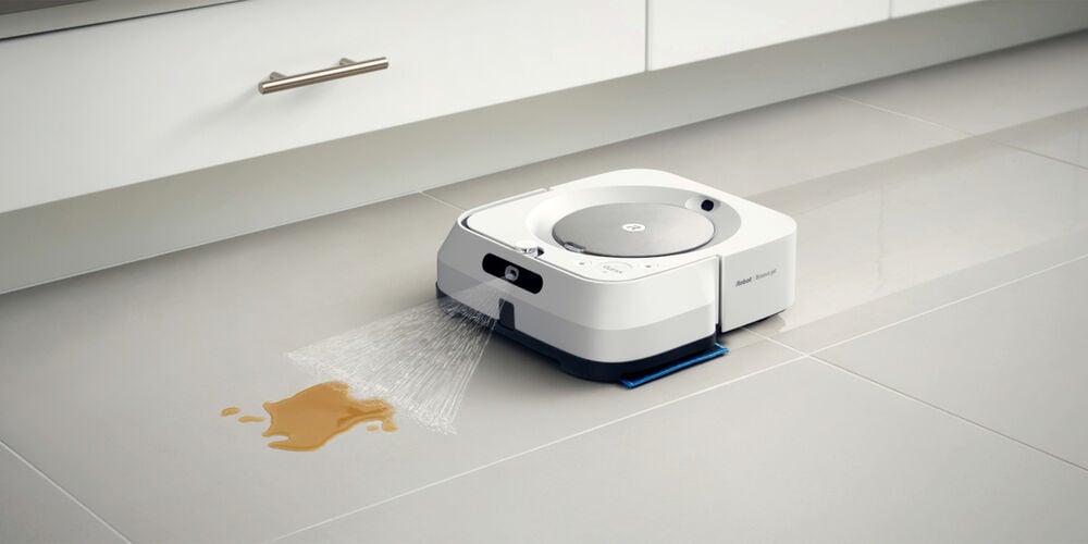 Un robot Braava m6 limpiando l&iacute;quido del suelo