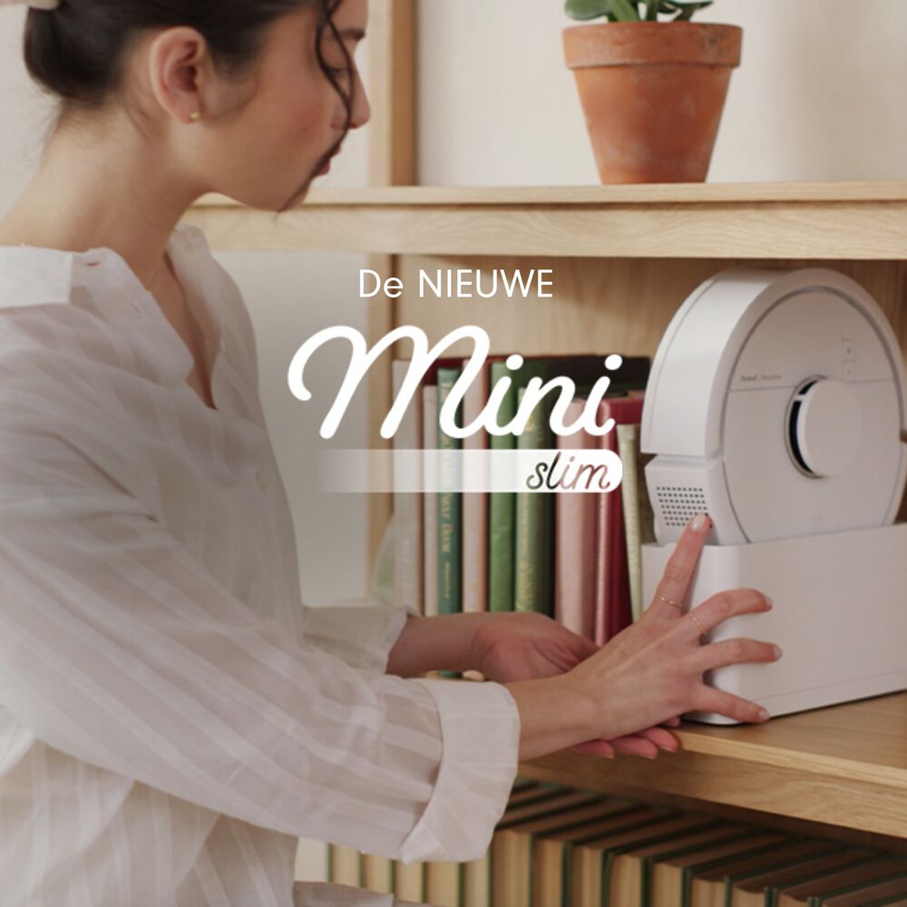 De Roomba&reg; Mini met SlimCharge&trade; standaard bewijst dat voor krachtig schoonmaken niet veel ruimte nodig is.